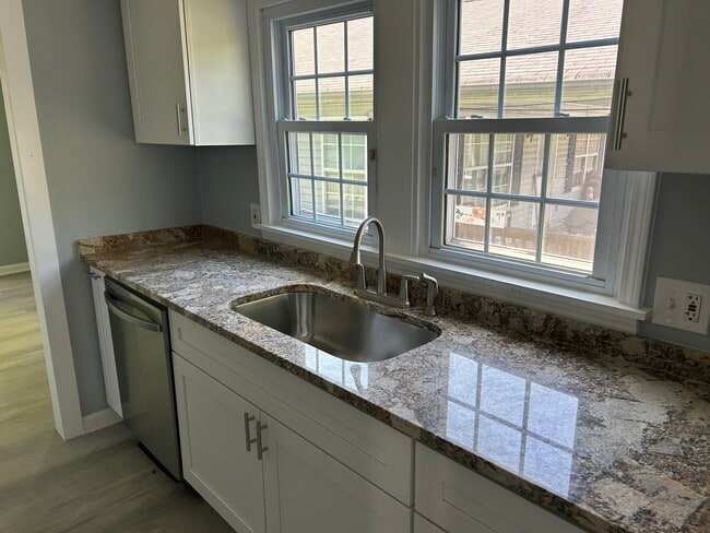 Building Photo - 1048 Black Dr