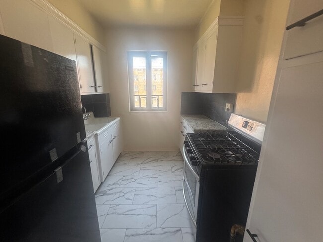 Foto del edificio - 1409 Metropolitan Ave