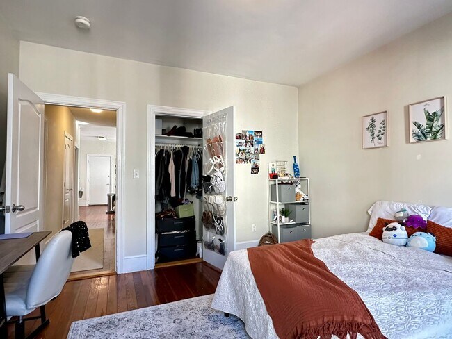 Foto del edificio - Massive Duplex with Full Luxury Renovation...