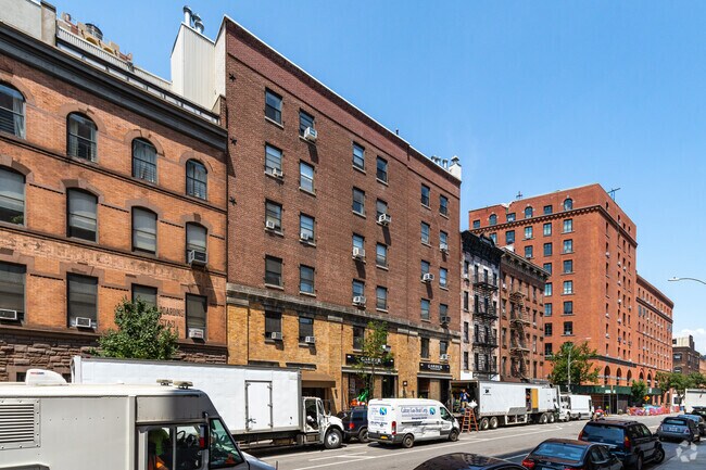 Building Photo - 710 Greenwich St
