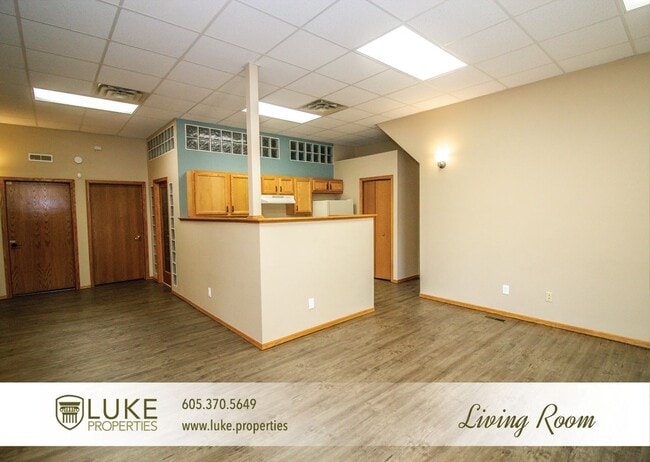 Building Photo - Large three bedroom apartment near downtow...