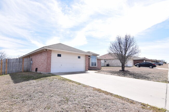Building Photo - 3002 Southhill Dr