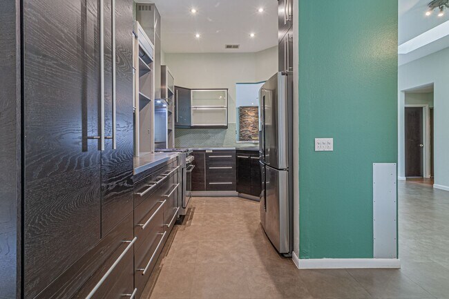 Foto del edificio - Modern Design 3 Bedroom 2 Bath, 2 car Gara...