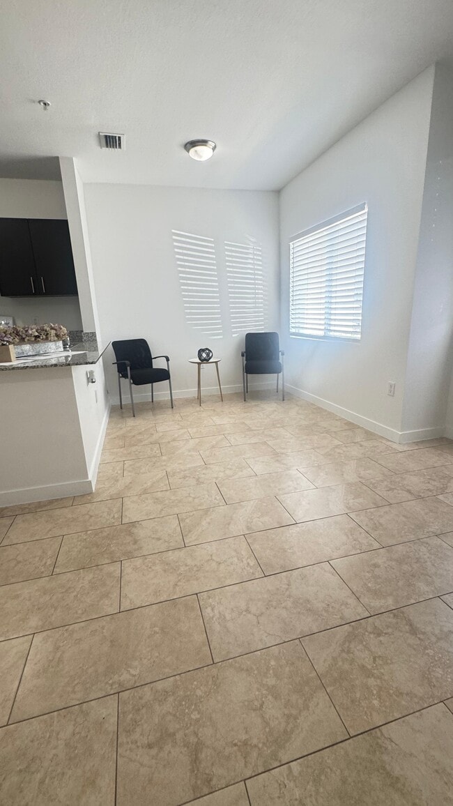 Building Photo - 420 W 77th St