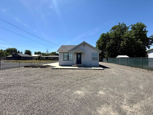 Foto del edificio - Charming 2-Bedroom Home with Patio, Storage & Plenty of Parking