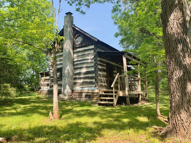 Foto del edificio - Highland's Cabin is a rustic 1BR, 1 Ba log...