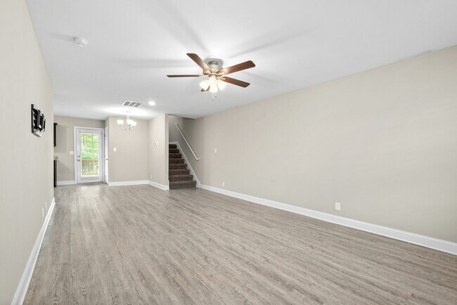 Building Photo - 913 Lutz Ln