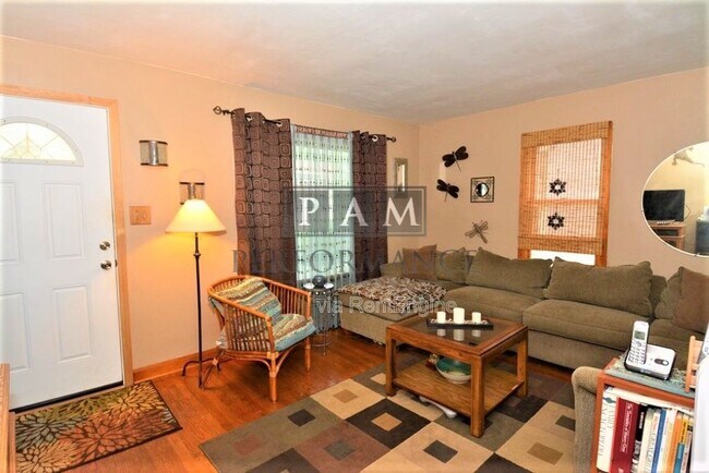 Foto del edificio - 6745 Hillside Ln