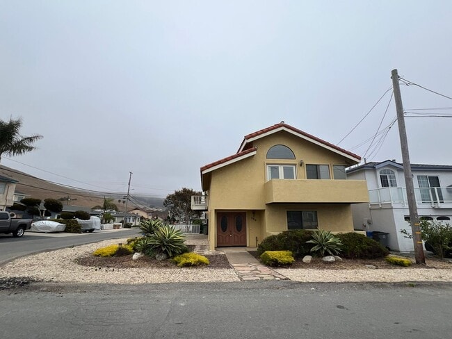 Building Photo - 390 Rennel St