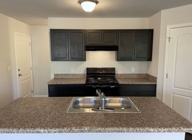 Building Photo - Beautiful 3 Bedroom, 2 1/2 Bathroom Home off Robinhood Rd in Winston!