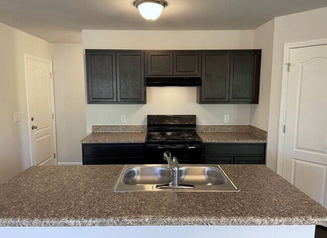 Foto del edificio - Beautiful 3 Bedroom, 2 1/2 Bathroom Home off Robinhood Rd in Winston!