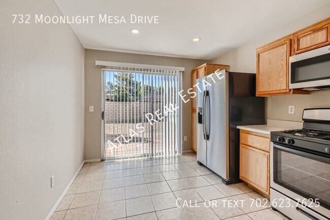 Building Photo - AVAILABLE NOW! Spacious 3 Bedroom Home wit...