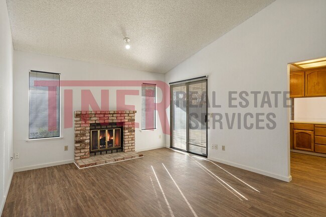 Foto del edificio - Beautiful and spacious 3 bedroom home in S...