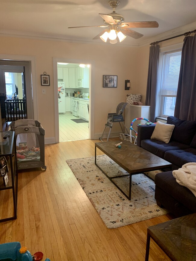 DiningRoom - 2037 W Berwyn Ave