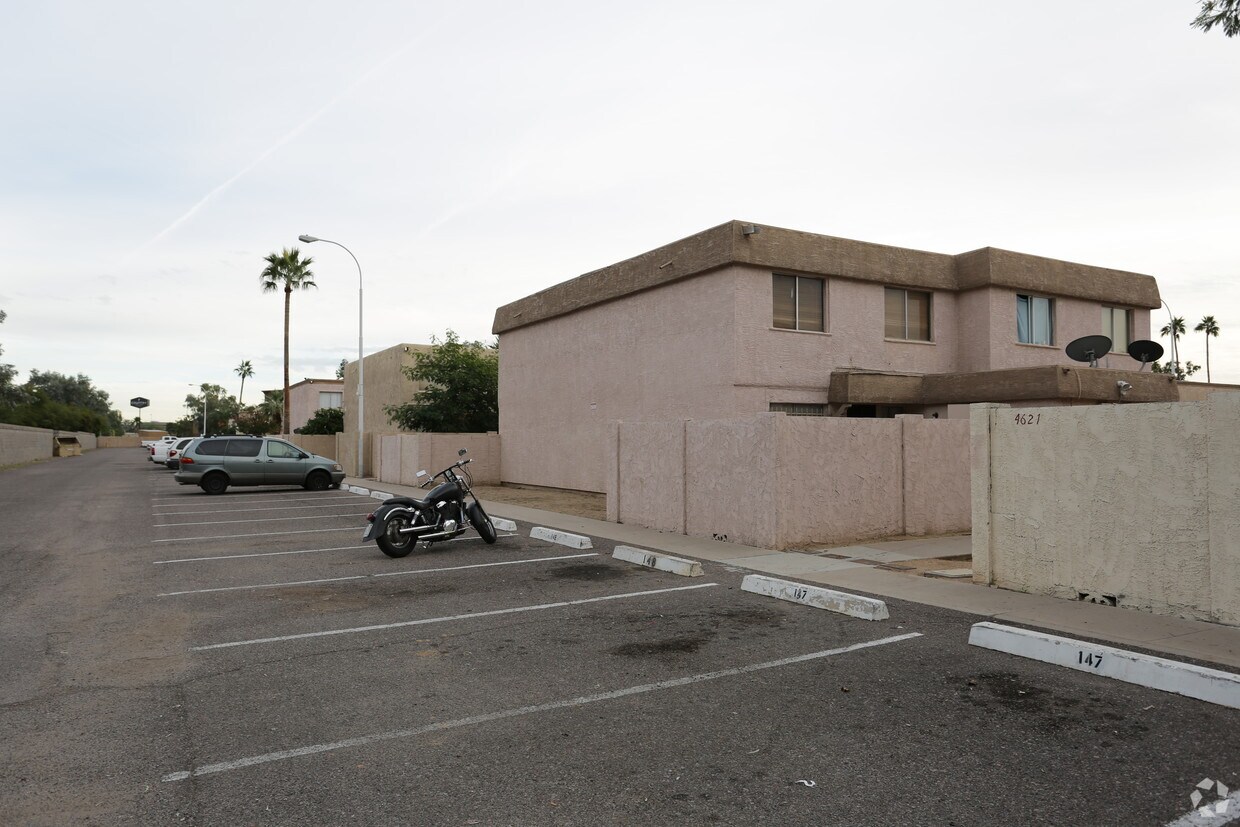 Foto del edificio - 4611 E Jones Ave