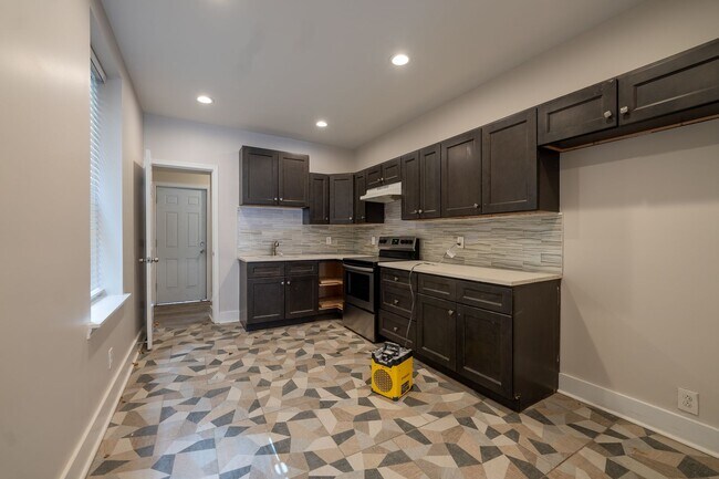 Foto del edificio - 6 Bed 2.5 Bath Completely rehabbed!