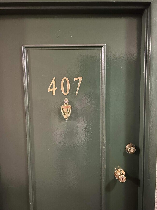 Foto del edificio - 310 Lathrop Ave