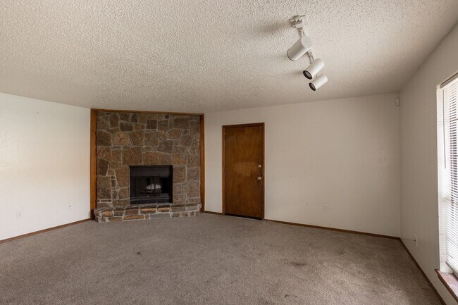 Foto del edificio - Spacious Duplex Available for Rent