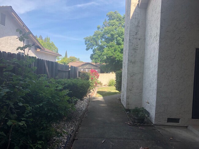 Foto del edificio - 3336 HARTFORD AVE., FAIRFIELD