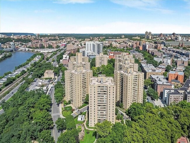 Foto del edificio - 9 Fordham Hill Oval