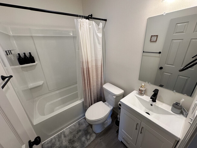 Building Photo - 704 N Duluth Ave