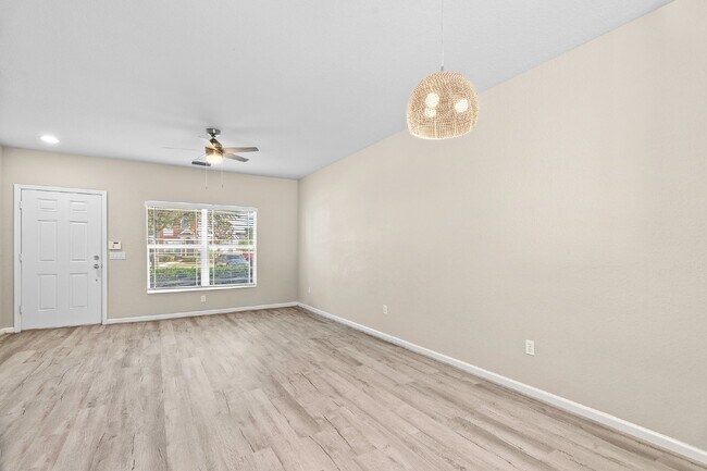 Foto del edificio - **NEWLY REMODELED ** MAINTENANCE FREE TOWNHOME/ NO APPLICATION FEES**