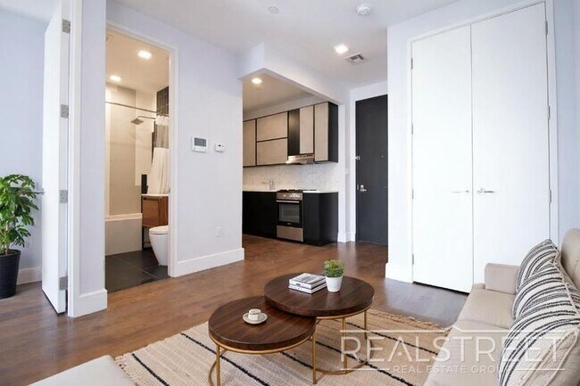 Foto del edificio - Luxury 2 BR in Bushwick with Balcony & Roof Deck!