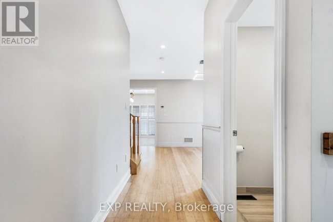 Building Photo - 915 Oaktree Crescent