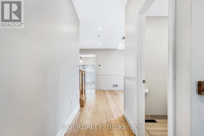 Photo du bâtiment - 915 Oaktree Crescent