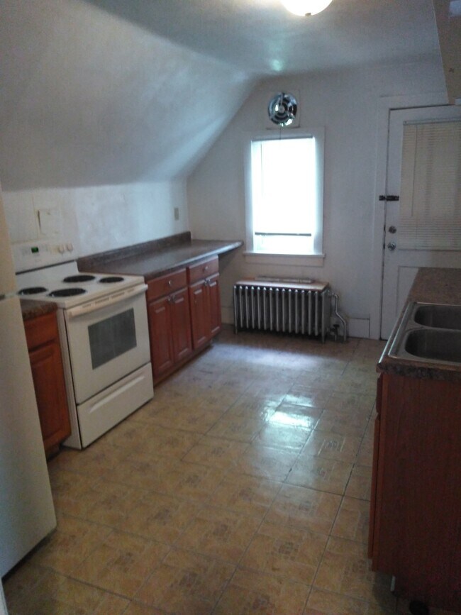 Building Photo - 2 Bedroom 1 Bathroom with Claw foot Tub