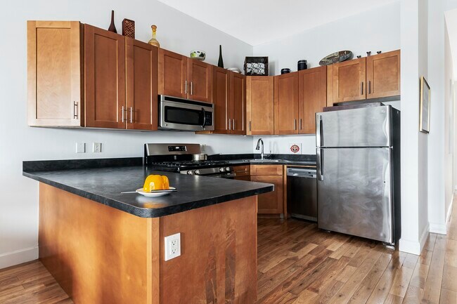 Building Photo - 3BR Charm on Clinton Street