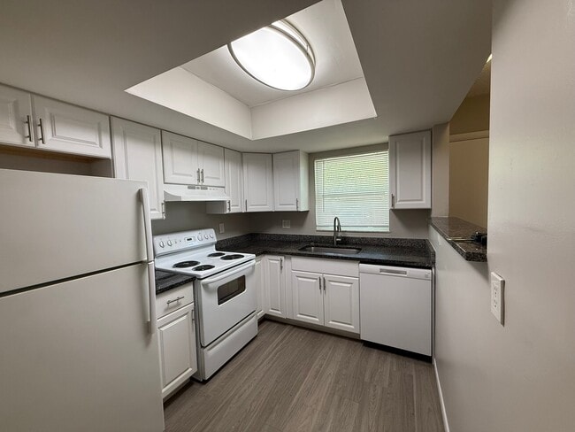 Building Photo - 2 Bed/1 Bath - Unit C3