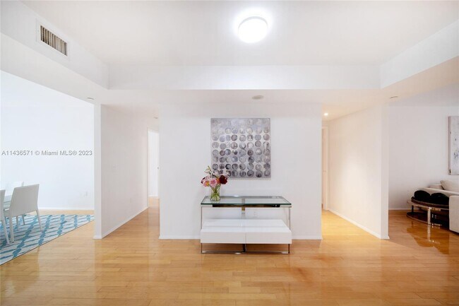 Foto del edificio - 789 Crandon Blvd