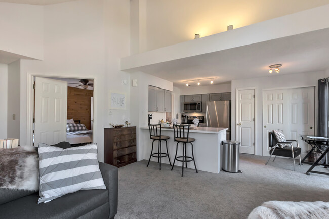Foto del edificio - 4815 White Rock Cir