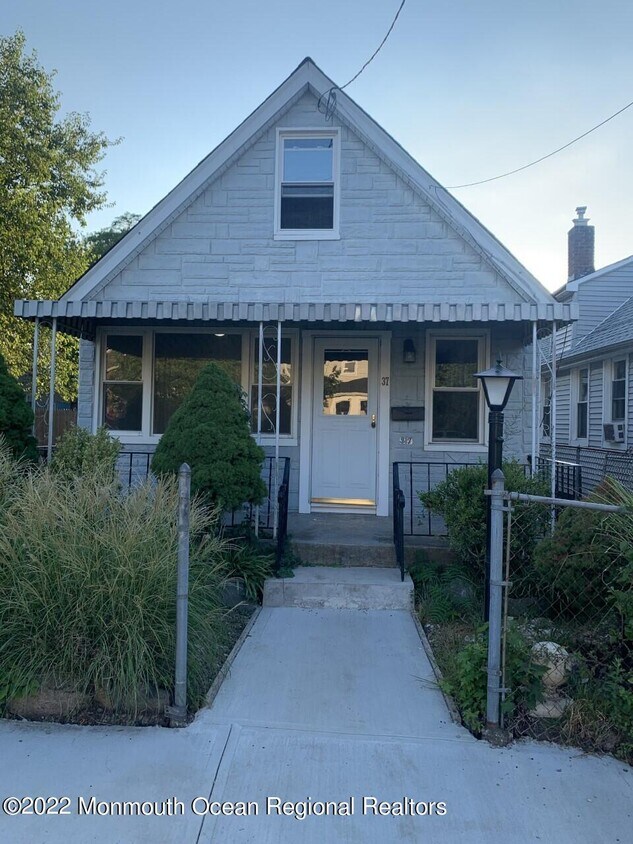 Primary Photo - 37 Briarwood Ave
