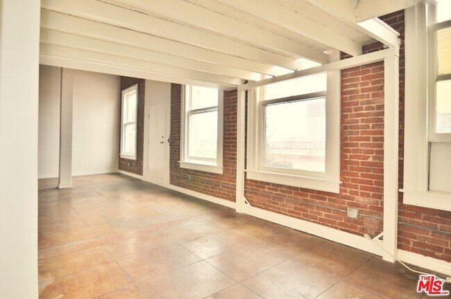 Foto del edificio - 215 W 7th St