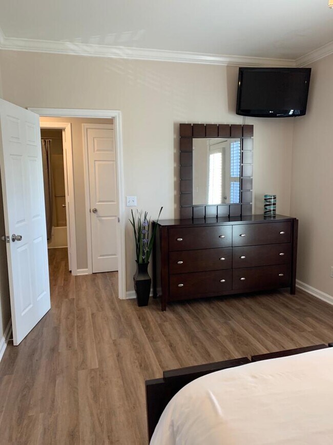 Master bed 2 - 2721 Linmar Ave