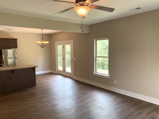 Building Photo - 4Bed/2.5bath
