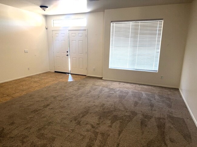 Building Photo - 4 BEDROOM HOME IN LITCHFIELD MANOR WITH 3 ...