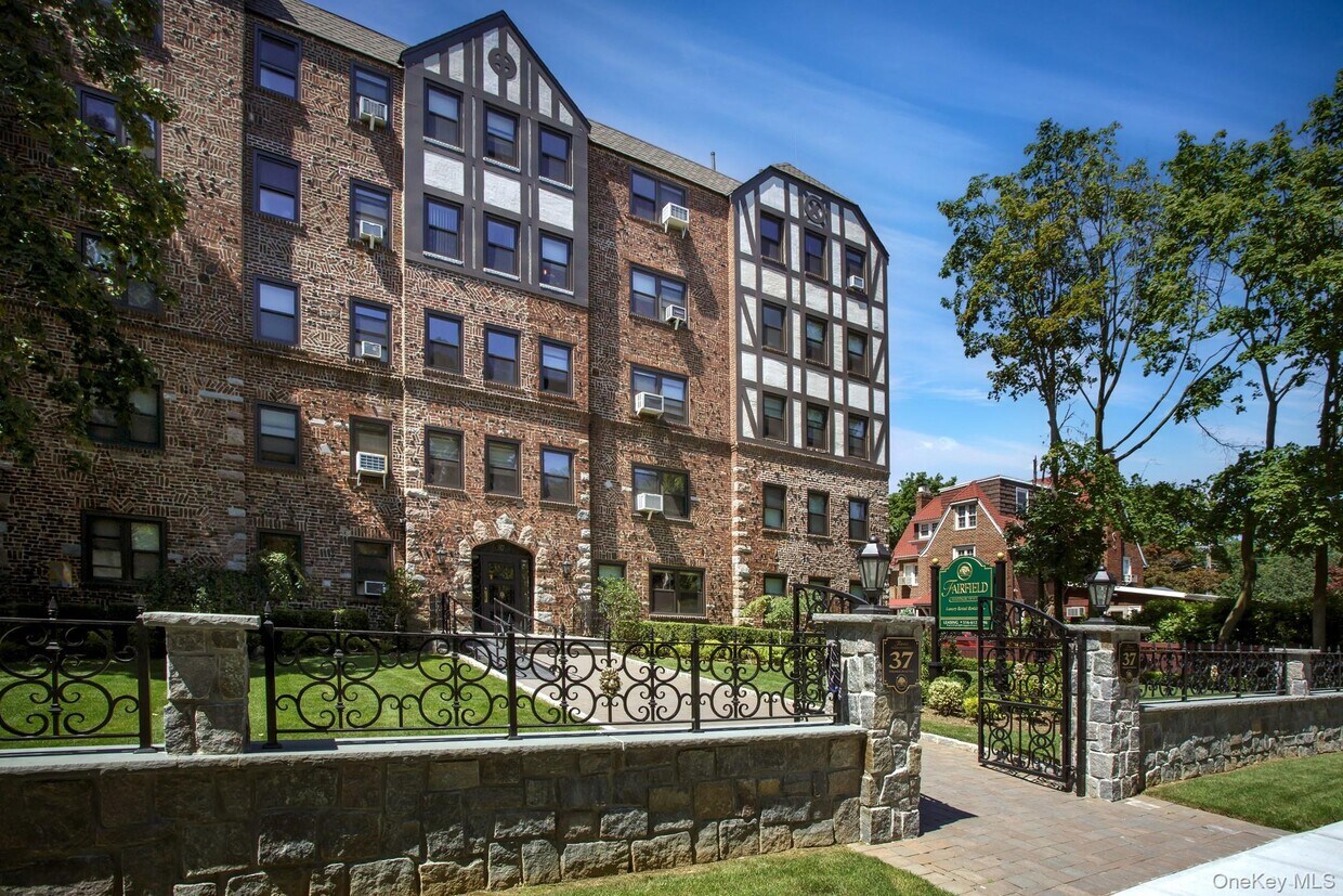 Foto principal - 37 Woodmere Blvd