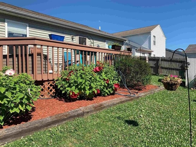 Building Photo - South side 3 Bedroom, 2 Bath Home, w/ 2 car attached garage