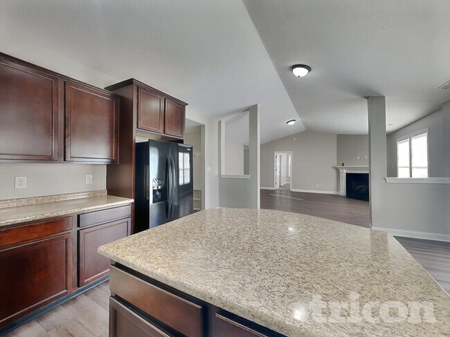 Foto del edificio - 3345 Deerbrook Dr