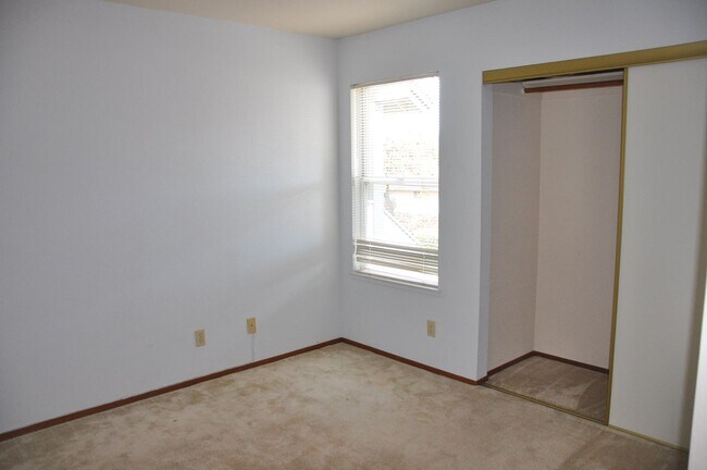 Building Photo - 2/2 with private balcony w/ AC & Complex Pool