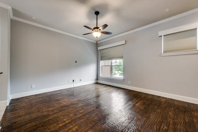 Building Photo - 691 Senda