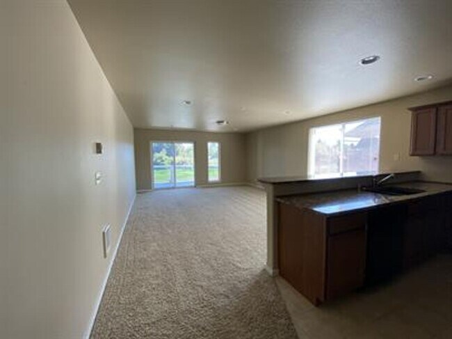 Foto del edificio - 2 bed, 2 bath condo on the canal
