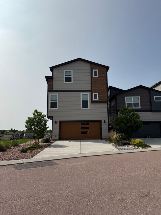 Building Photo - Immaculate 2-bedroom home with spanning mo...