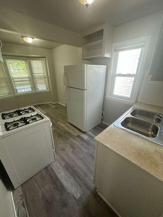 Building Photo - a charming Detroit rental home - section 8 and other HCV programs available