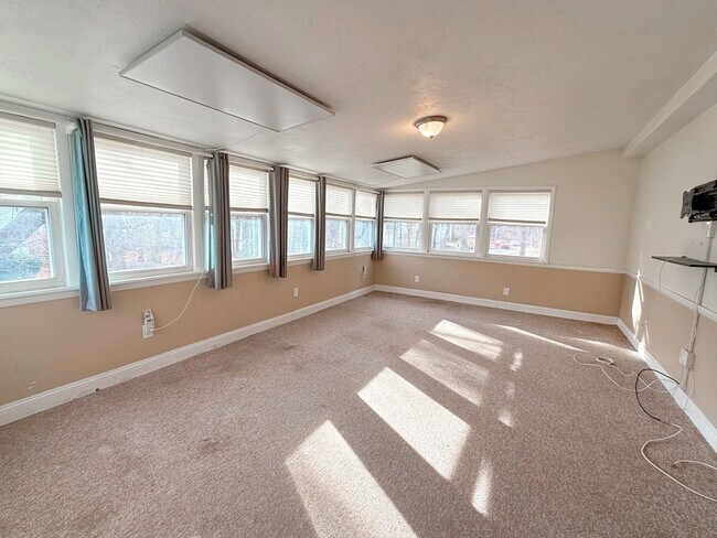 Building Photo - 3 Elm St