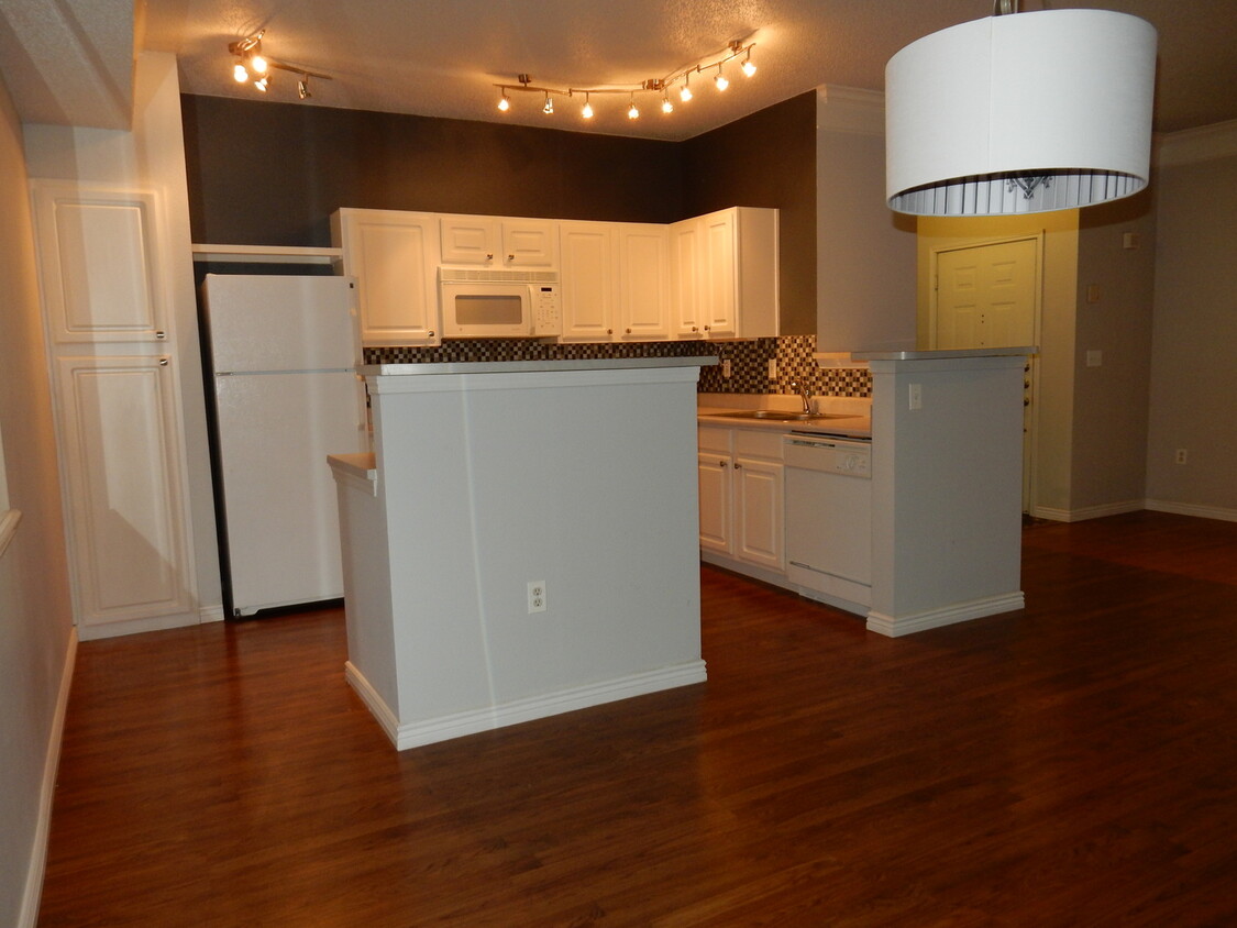 Foto principal - 1Br/1Ba Renovated Saddlebrook Townhome- Av...