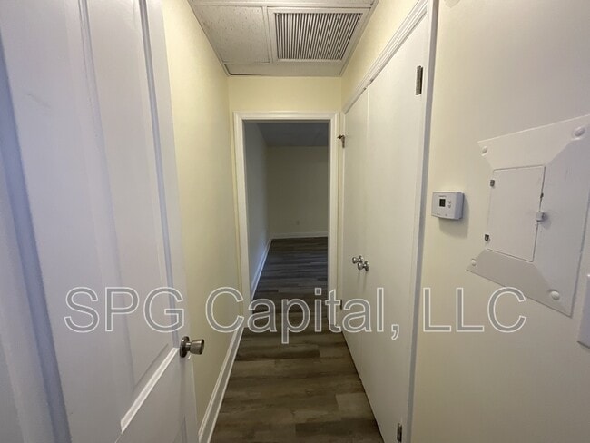 Building Photo - 5 Center Square